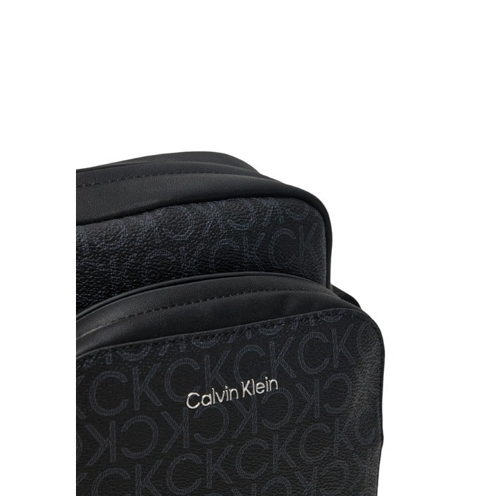 Calvin Klein Bolsa de reportero de impresión del logotipo negro