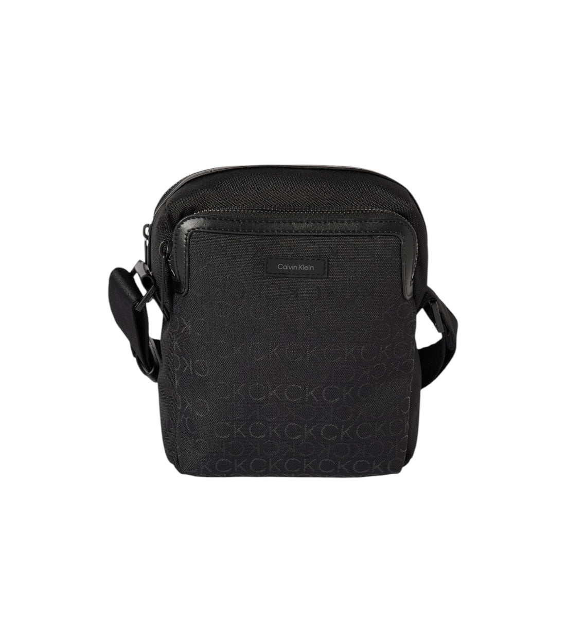 Calvin Klein Bolso de hombro remoto negro con parche de etiqueta