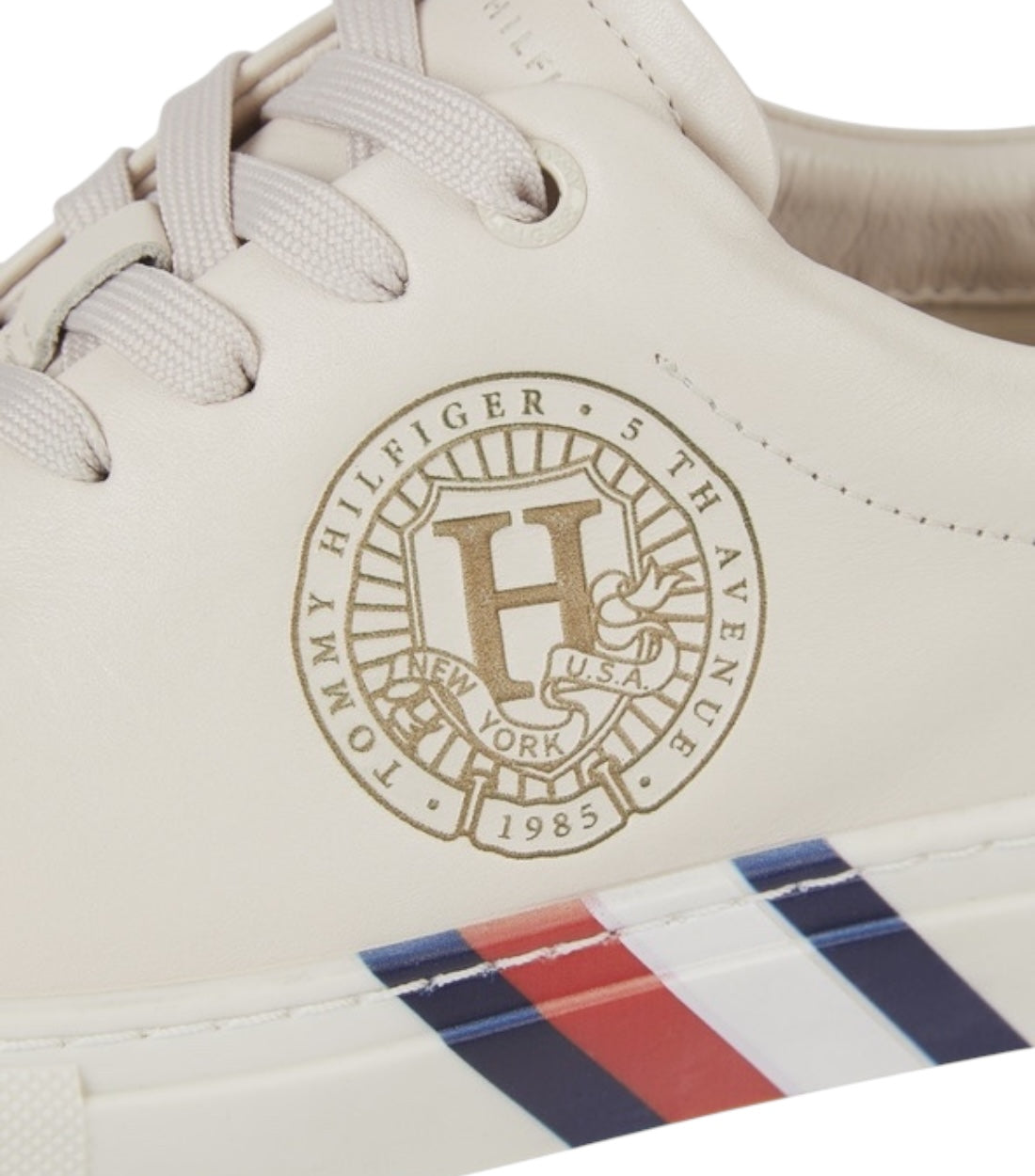 Tommy Hilfiger Beige Sneakers Met Iconische Accenten