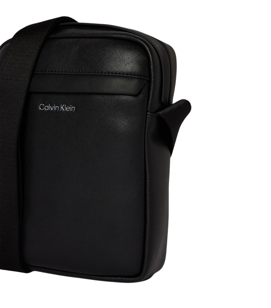 Calvin Klein Bolso de hombro negro con detalle de la etiqueta