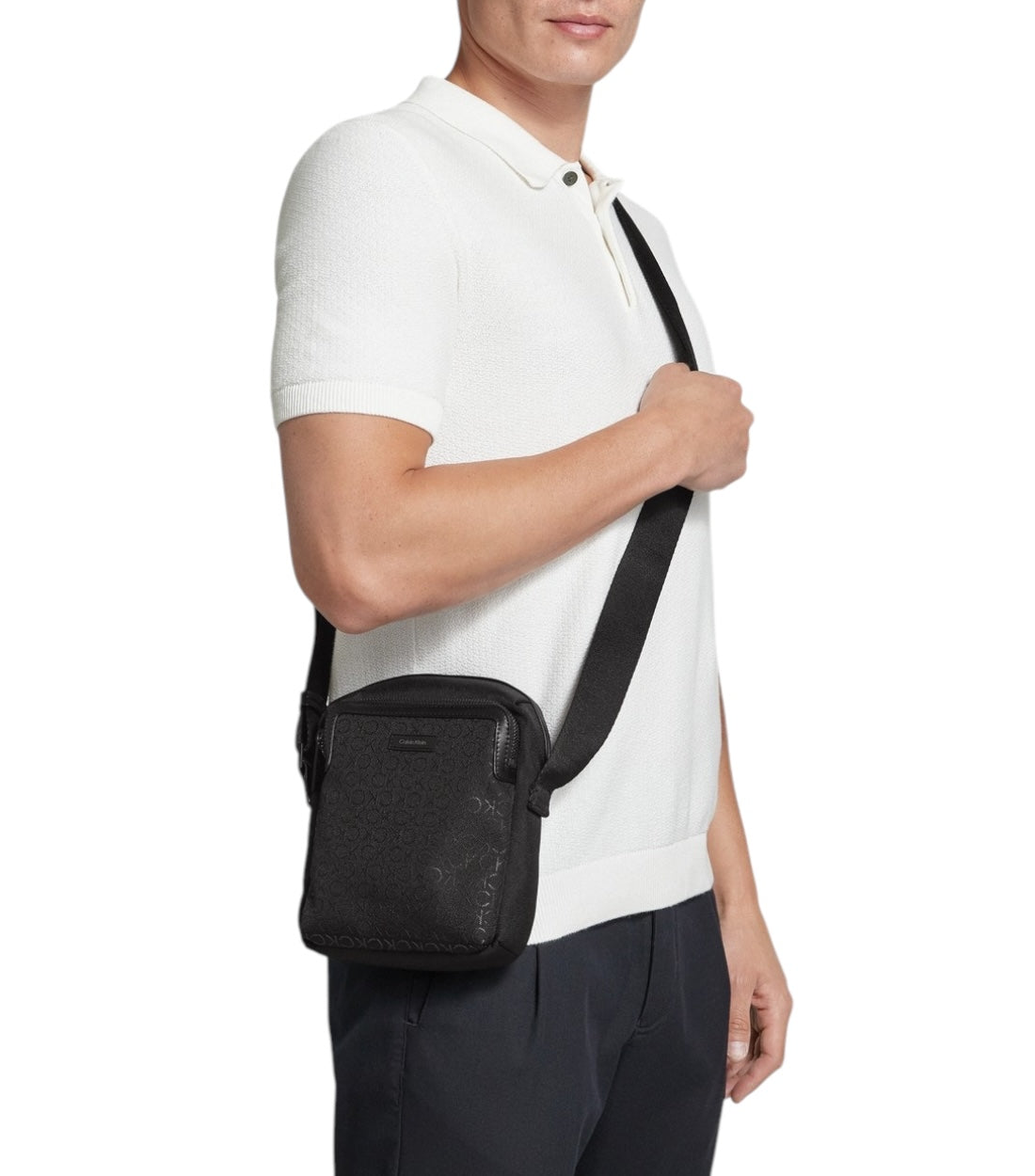 Calvin Klein Bolso de hombro remoto negro con parche de etiqueta